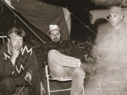 Wykus 1990r przy ognisku wieczorem